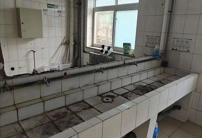 这书我不读了！清华研究生吐槽宿舍水泥地墙裂床摇晃大澡堂(图5)