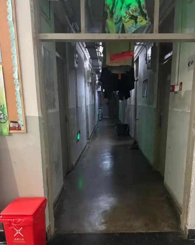 这书我不读了！清华研究生吐槽宿舍水泥地墙裂床摇晃大澡堂(图3)