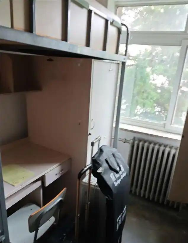 这书我不读了！清华研究生吐槽宿舍水泥地墙裂床摇晃大澡堂(图4)