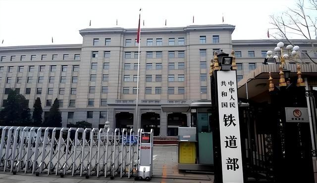 1998年新任铁道部长视察职工宿舍拍了桌子大家都以为要撤职结果他干了一件让几十万工人红了眼圈的事(图1)