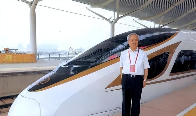 1998年新任铁道部长视察职工宿舍拍了桌子大家都以为要撤职结果他干了一件让几十万工人红了眼圈的事(图3)