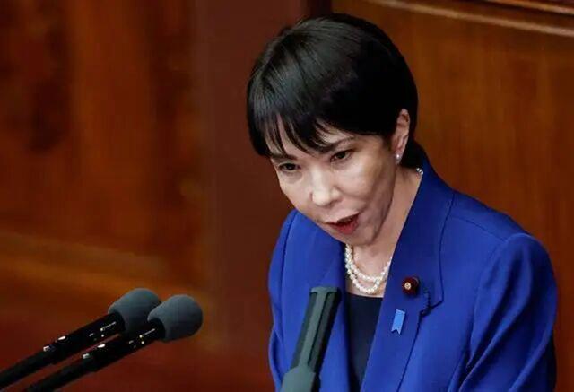 高市早苗从众院议员宿舍搬到首相公邸还穿便服脚踩凉拖引热议(图1)