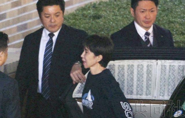 高市早苗从众院议员宿舍搬到首相公邸还穿便服脚踩凉拖引热议(图7)