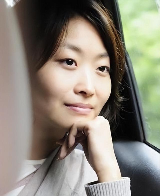 母亲是敬一丹父亲是亿万富豪她嫁英国老公后把公益当成事业(图3)