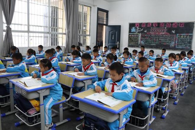 山海连心 贵州独山县上道小学换新580套“爱心桌椅”(图1)