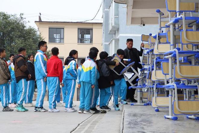 山海连心 贵州独山县上道小学换新580套“爱心桌椅”(图3)