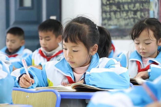 山海连心 贵州独山县上道小学换新580套“爱心桌椅”(图2)