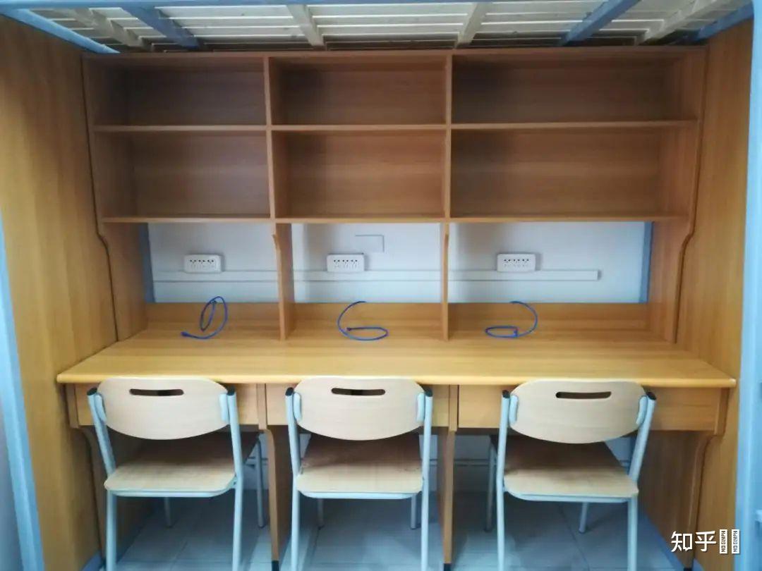 建行沈阳铁西云峰支行开展金融服务进校园活动(图1)