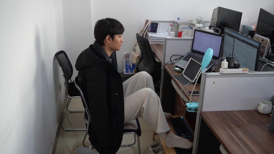 “折翼”亦飞翔无臂博士用双脚书写“逆袭”人生(图1)