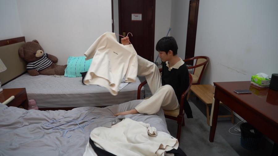 “折翼”亦飞翔无臂博士用双脚书写“逆袭”人生(图2)