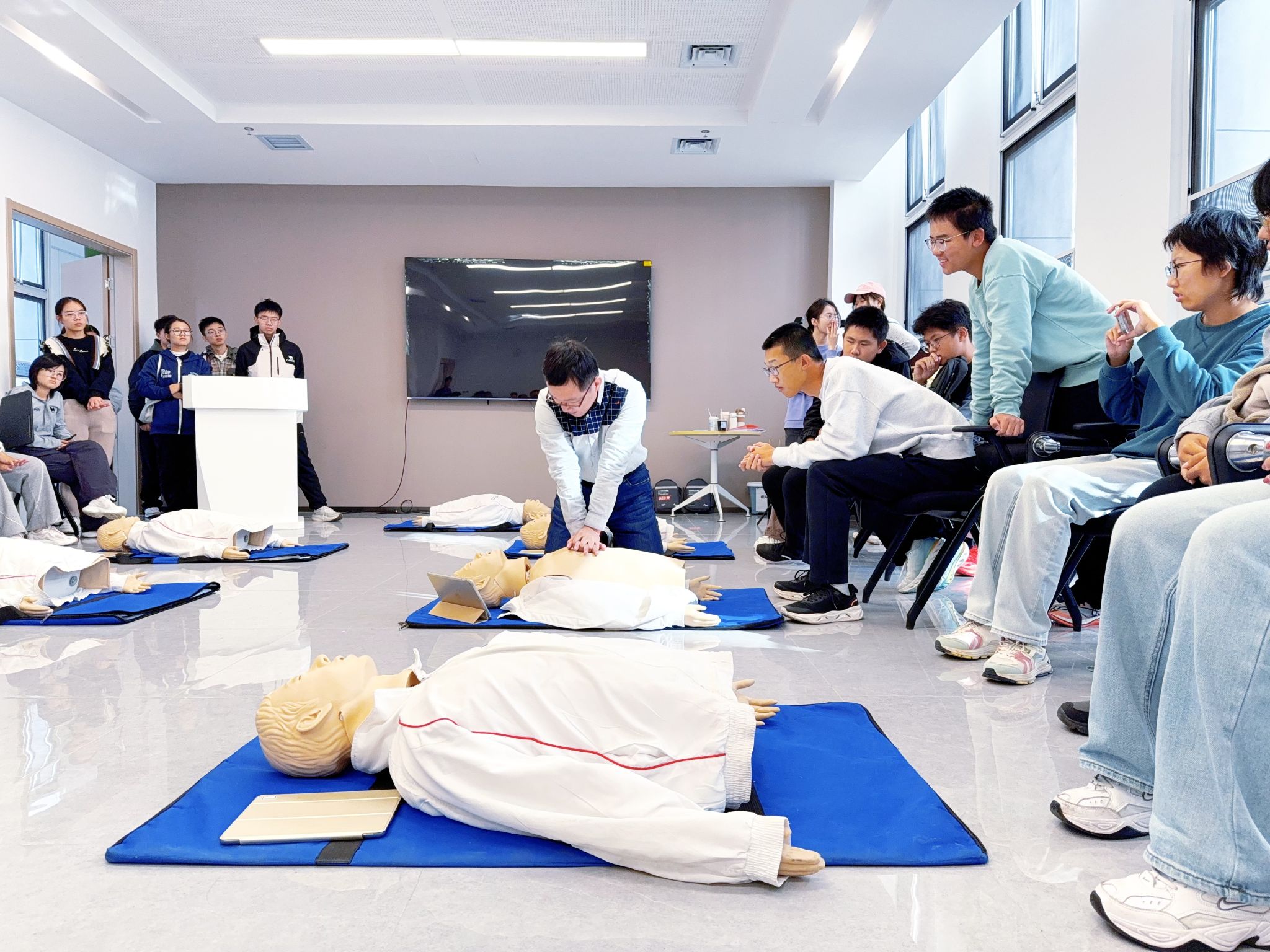 “救在身边·守护健康”——2025级本科新生宿舍安全员开展全覆盖急救培训(图1)