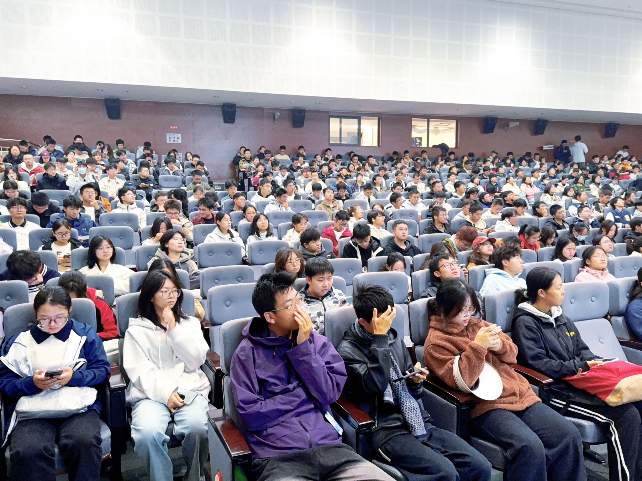 “救在身边·守护健康”——2025级本科新生宿舍安全员开展全覆盖急救培训(图2)