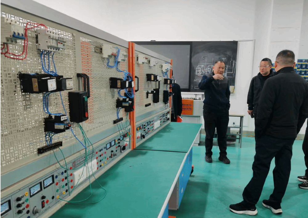 机电工程系开展安全隐患排查主题党日活动(图1)