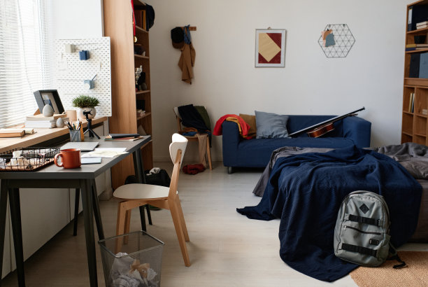 逐步消除8人间！高校宿舍升级破解“钱地”双重困局(图1)