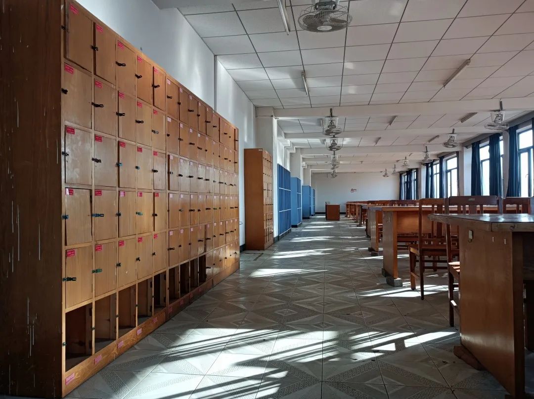 2024年学校宿舍楼桌椅及床头柜采购合同3篇(图1)