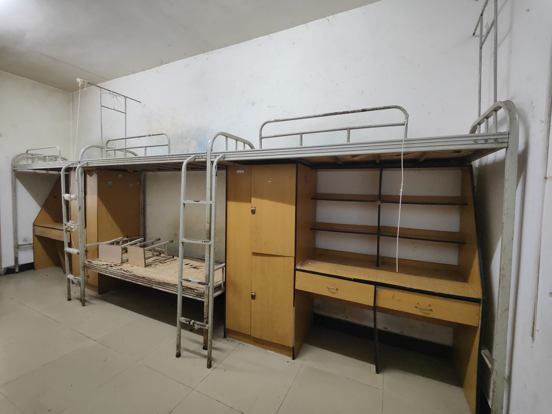 西安一男子将房子租给一餐饮公司当员工宿舍6年到期后却发现很多家具没了(图1)