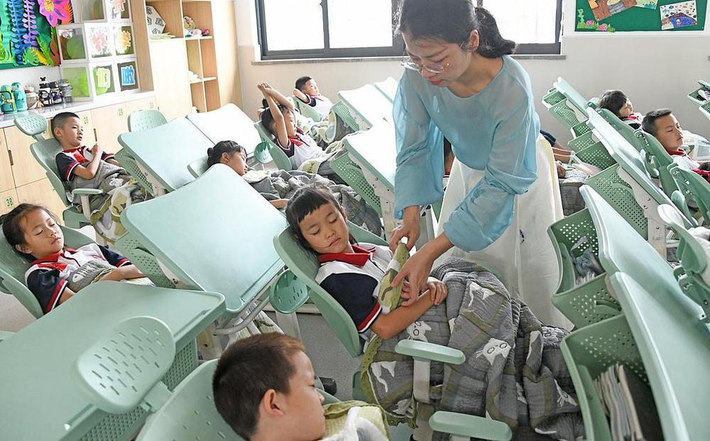 能坐也能躺中小学生午休课桌椅有了国家标准(图1)