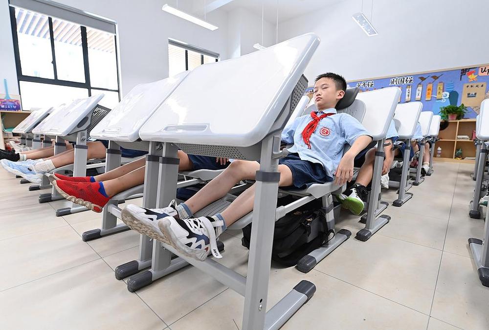 能坐也能躺中小学生午休课桌椅有了国家标准(图4)